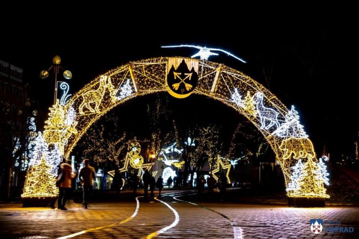 Ilustračný obrázok k článku Čarovná vianočná výzdoba v Poprade na FOTKÁCH: Aký je účet za novinky?