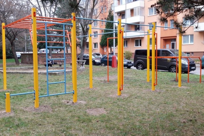 Ilustračný obrázok k článku Hojdačky, kolotoče aj workoutové ihrisko: V meste pribudli nové herné prvky