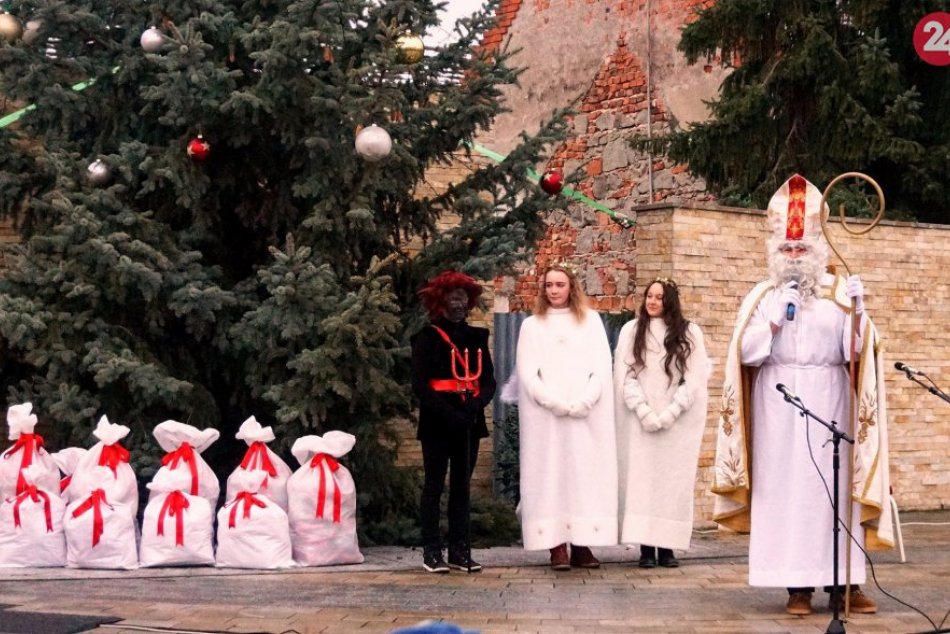 Ilustračný obrázok k článku Prišiel na koči a rozdal sladkosti: Stretnutie s Mikulášom v Topoľčiankach, FOTO
