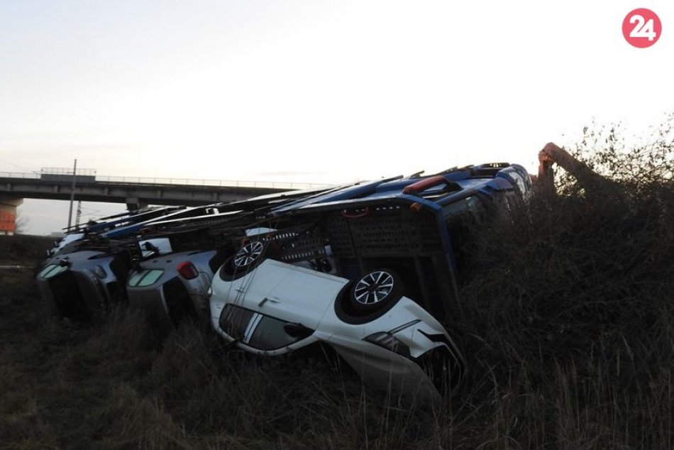 Ilustračný obrázok k článku Kamión naložený autami skončil mimo cesty: Škody budú vysoké, FOTO