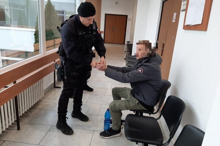 Ilustračný obrázok k článku Mladík (26) z okresu Trenčín napadol najprv matku: Keď zaútočil na sestru (16), začalo peklo!