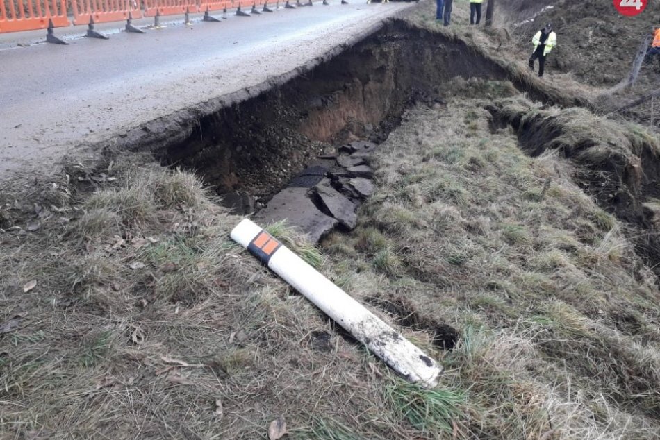 Ilustračný obrázok k článku V susednom okrese sa zosunula cesta. Vodiči, pripravte sa na obmedzenia, FOTO