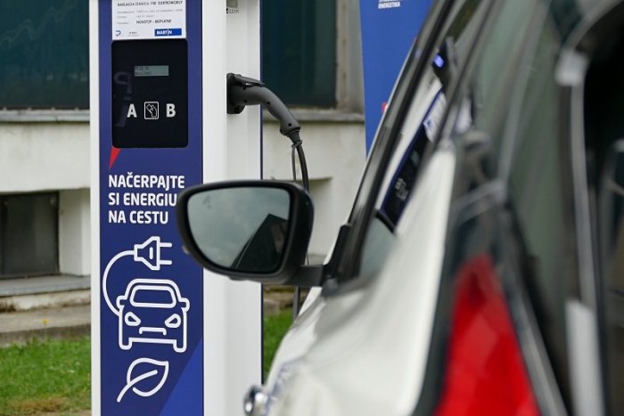 Ilustračný obrázok k článku Dotácie na elektromobily išli ako teplé rožky, až z toho skolaboval systém