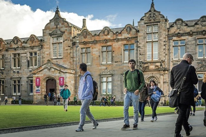 Ilustračný obrázok k článku SVET O SLOVENSKU: Dievčaťu sa rozbil sen. Nemá na ubytovanie na škole