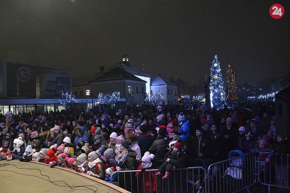 Ilustračný obrázok k článku Rozprávková atmosféra na námestí: Rozsvietenie výzdoby a stromčeka na fotkách, VIDEO