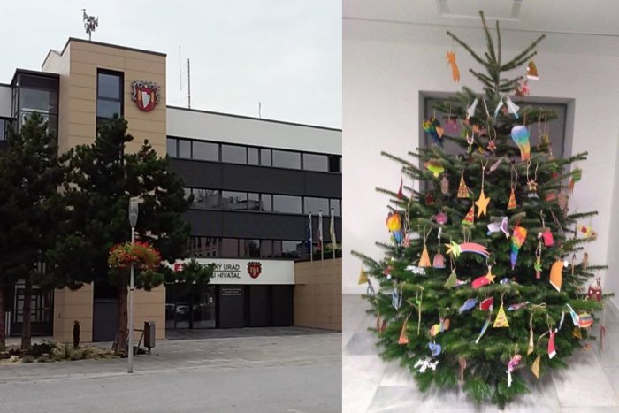 Ilustračný obrázok k článku Šaliansky úrad je vyzdobený: Interiéru kraľuje vianočný stromček od detí, FOTO
