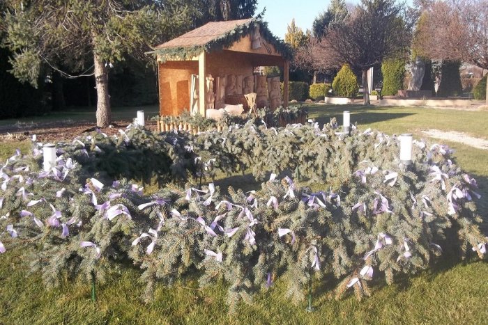 Ilustračný obrázok k článku Močenčania môžu byť pyšní: Adventný veniec aj betlehem sú ozdobou dediny, FOTO