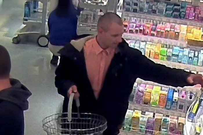 Ilustračný obrázok k článku Nakúpil bez platenia: Martinčania, nepoznáte muža na FOTKÁCH?