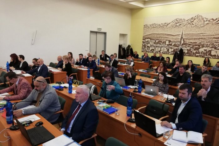 Ilustračný obrázok k článku Od nového roka si priplatíme: Zvyšuje sa daň za nehnuteľnosť aj poplatok za komunálny odpad