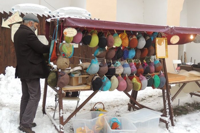 Ilustračný obrázok k článku Vianočné trhy po štiavnicky: Nevšedný jarmok na nádvorí odštartoval