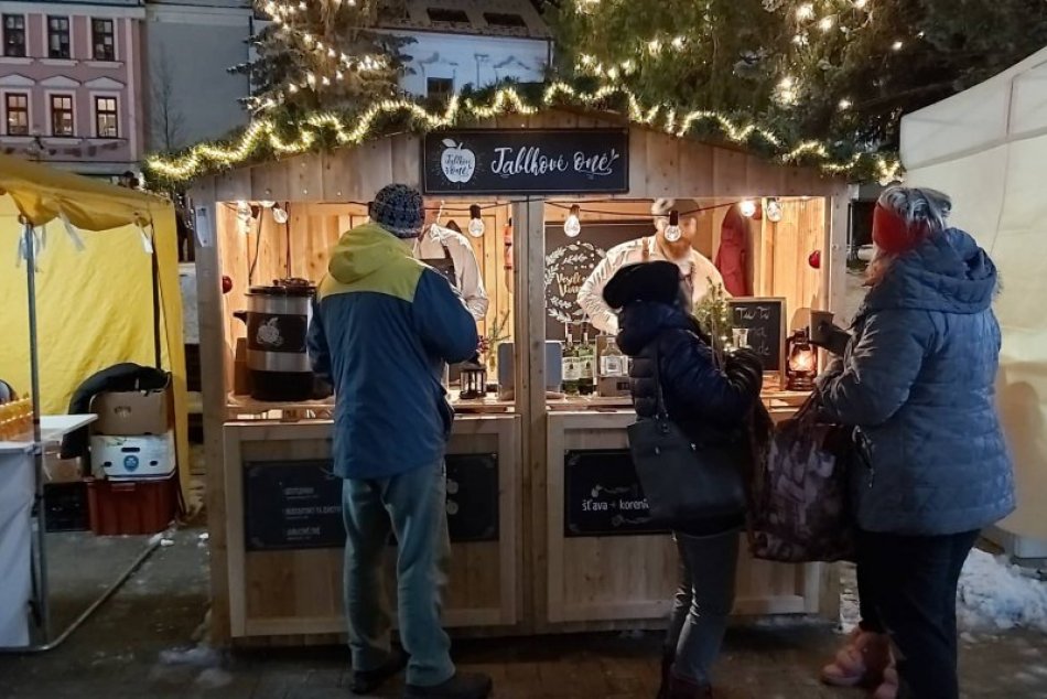 Ilustračný obrázok k článku Dajú si punč aj NEZAOČKOVANÍ? Mestá chystajú vianočné trhy a takto to vidia hygienici!