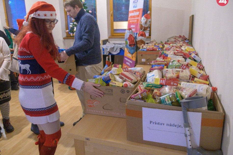 Ilustračný obrázok k článku V Bystrici obdarovali 18 rodín. Vďaka potravinovej pomoci budú mať krajšie Vianoce, FOTO