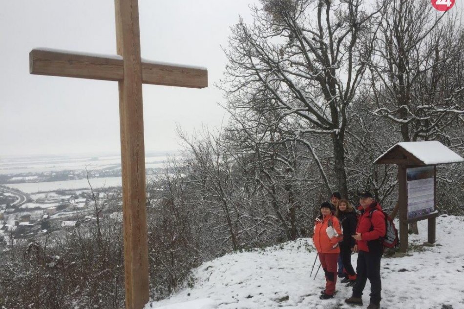 Ilustračný obrázok k článku K ruinám Vinianskeho hradu až po stredoveký kostolík Senderov, FOTO