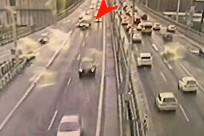 Ilustračný obrázok k článku V Bratislave búral vodič sanitky, z miesta ušiel: Všetko zachytila kamera, VIDEO