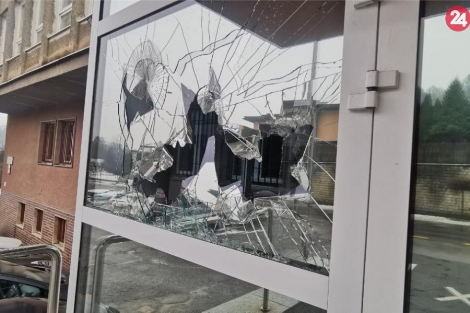 Ilustračný obrázok k článku Nepochopiteľné konanie mladíka: V Bystrici zaútočil sekerou na budovu polície, FOTO