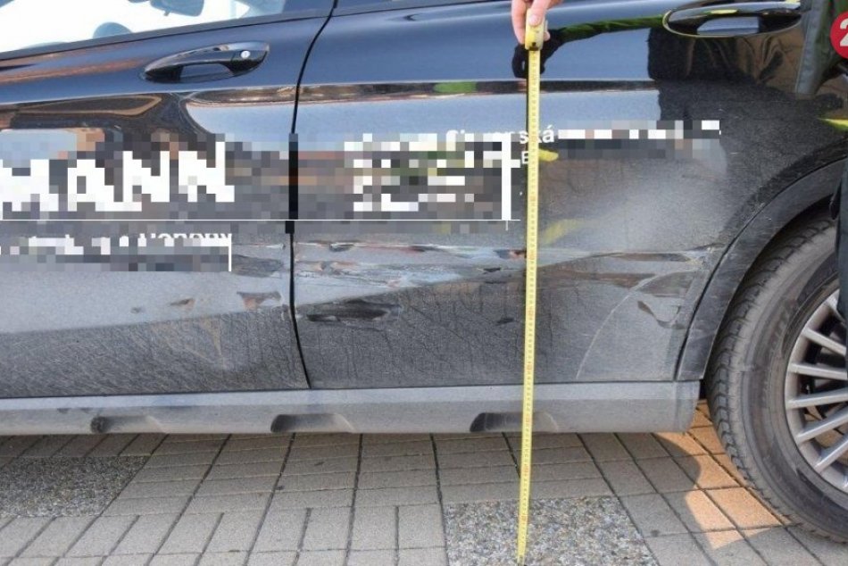 Ilustračný obrázok k článku Milan (62) z okresu Prievidza nacúval do Mercedesu: To ale nie je jediný problém, FOTO