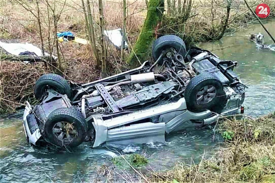 Ilustračný obrázok k článku Auto skončilo v potoku na streche: Vodič po nehode v okrese Považská zranený, FOTO