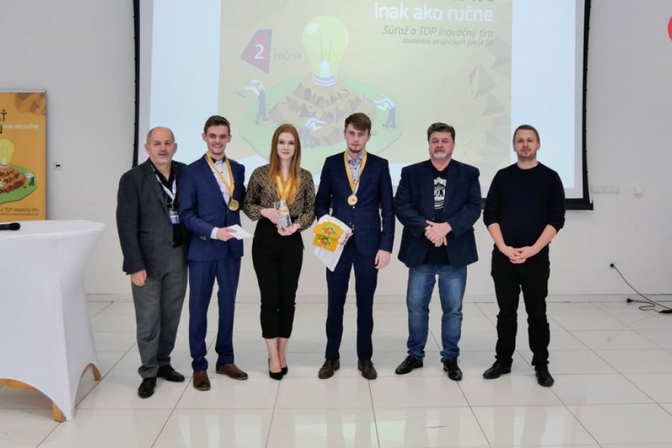 Ilustračný obrázok k článku Košíckí "strojníci" zvíťazili v celoslovenskej súťaži „Ako ošúpať banán inak ako ručne“, FOTO