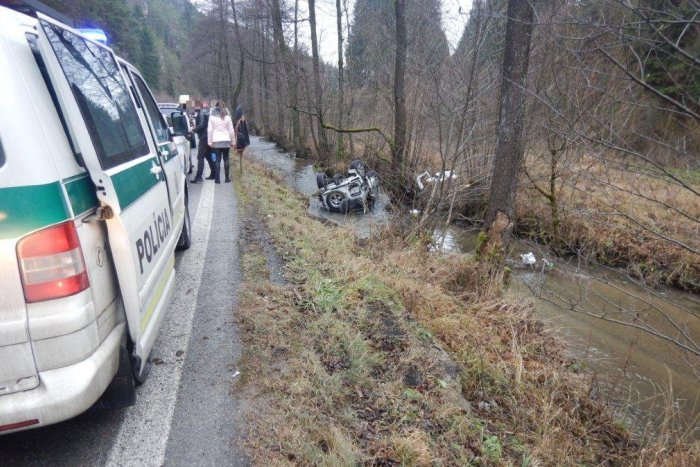 Ilustračný obrázok k článku Auto v potoku a na streche: Policajti takto vysvetľujú okolnosti nehody neďaleko Považskej