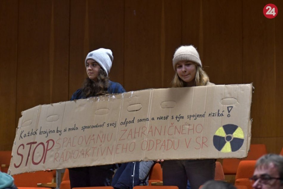 Ilustračný obrázok k článku Veľké stretnutie s obyvateľmi: Vyjadrili obavy z dovozu rádioaktívneho odpadu