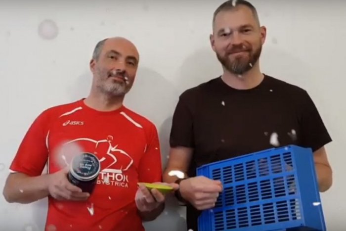 Ilustračný obrázok k článku Vianočná koleda pre bystrických bežcov: Ako nástroje poslúžili vidlička aj prepravka, VIDEO