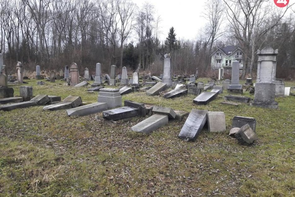 Ilustračný obrázok k článku SVET O SLOVENSKU: Zneuctený cintorín v Námestove riešia v Izraeli