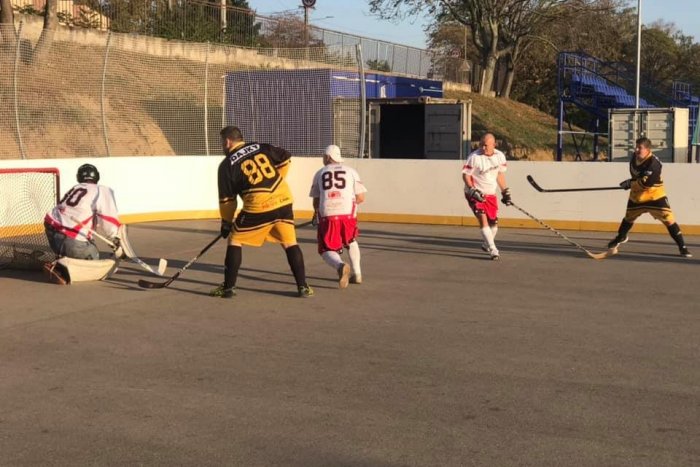 Ilustračný obrázok k článku Šalianski hokejbalisti po premiére: Verejnosť potešia zimným turnajom, FOTO