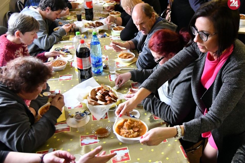 Ilustračný obrázok k článku Nezabudli ani na ľudí bez domova a osamelých: V Trnave im budú podávať VIANOČNÉ menu