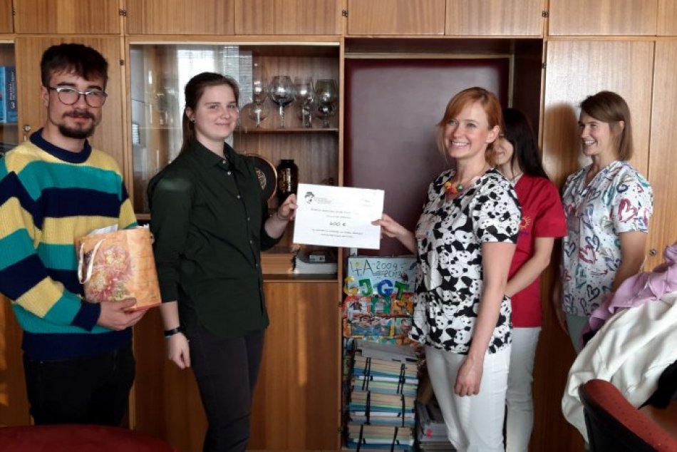 Ilustračný obrázok k článku Krásne, čo sa podarilo bystrickým gymnazistom: Pre choré deti vyzbierali stovky eur