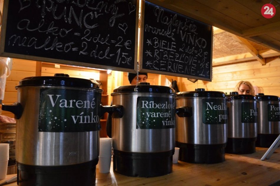 Ilustračný obrázok k článku Nitra sa pripravuje na vianočné trhy: Novinkou budú VRATNÉ poháre