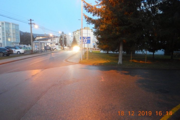 Ilustračný obrázok k článku Zrážka medzi autom a chodkyňou: Považskobystrickí policajti hľadajú svedkov!