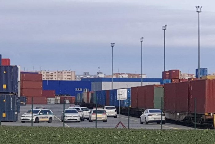 Ilustračný obrázok k článku Policajný zásah v Dunajskej Strede: V kontajneri našli migrantov