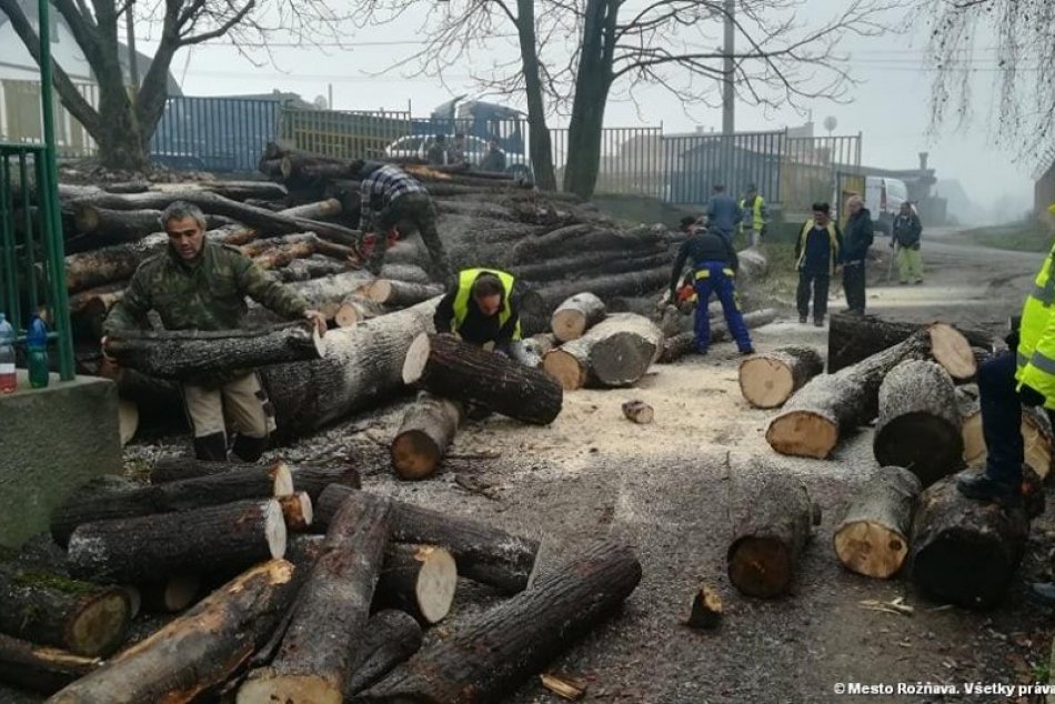Ilustračný obrázok k článku Krásny počin radnice: Sociálne odkázaní seniori v Rožňave dostali drevo, FOTO