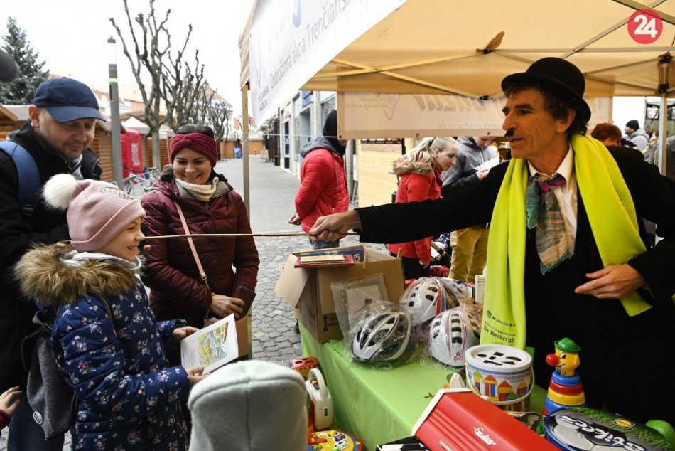 Ilustračný obrázok k článku Pomoc na Mierovom námestí: Výťažok poputuje do Trenčianskej nadácie, FOTO
