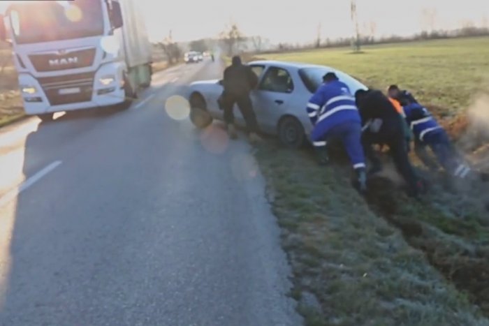 Ilustračný obrázok k článku Auto skončilo mimo cesty: Vodič kamióna a policajti v akcii, nezaváhali ani sekundu