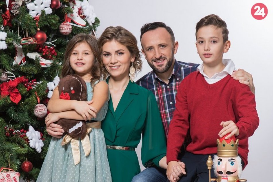 Ilustračný obrázok k článku Vianoce u Kandráčovcov: Ondrej so synom udržiavajú oheň a snažia sa v kuchyni nezavadzať