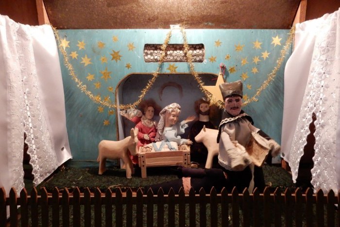 Ilustračný obrázok k článku Vianočné koledovanie v Topoľovke je raritou: Bábky sú ešte z čias prvej svetovej, VIDEO