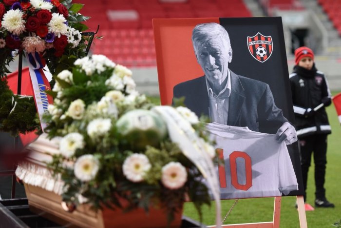 Ilustračný obrázok k článku Rok od smrti Jozefa Adamca: Futbalovú legendu uviedli do Siene slávy