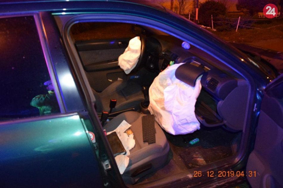 Ilustračný obrázok k článku 2 mladí vodiči si pokazili sviatky: Havarovali v Bystrici a obaja nafúkali, FOTO