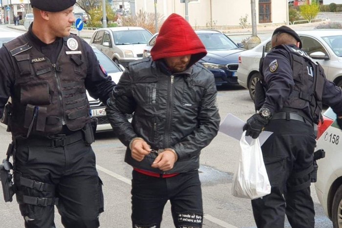 Ilustračný obrázok k článku Incident na ubytovni v Trenčíne: Policajti odhalili Rumuna (32), na ktorého bol vydaný európsky zatykač