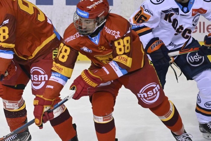 Ilustračný obrázok k článku Trenčiansky mladík odchádza do zámoria: S Duklou sa rozlúčil gólovo