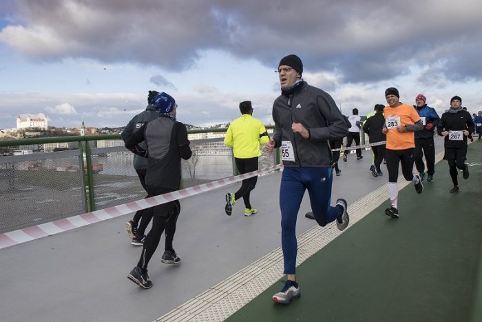Ilustračný obrázok k článku Na Silvestrovský beh cez mosty sa dá prihlásiť aj na štarte