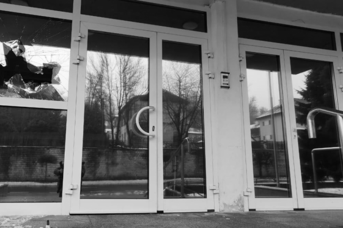 Ilustračný obrázok k článku Vo Fiľakove vyčíňal mladý Bystričan (16): Mal napadnúť expriateľku a zranil aj policajta