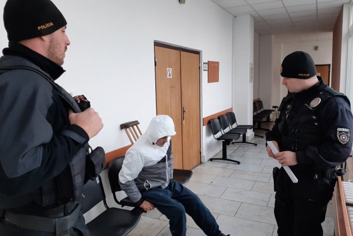 Ilustračný obrázok k článku Vražda v Považskej Bystrici na Štefana: Obvinený Štefan (60) pred súdom, FOTO