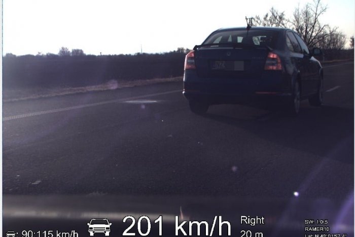 Ilustračný obrázok k článku Polícia chytila cestného piráta: Na Octávii uháňal 200 km/h