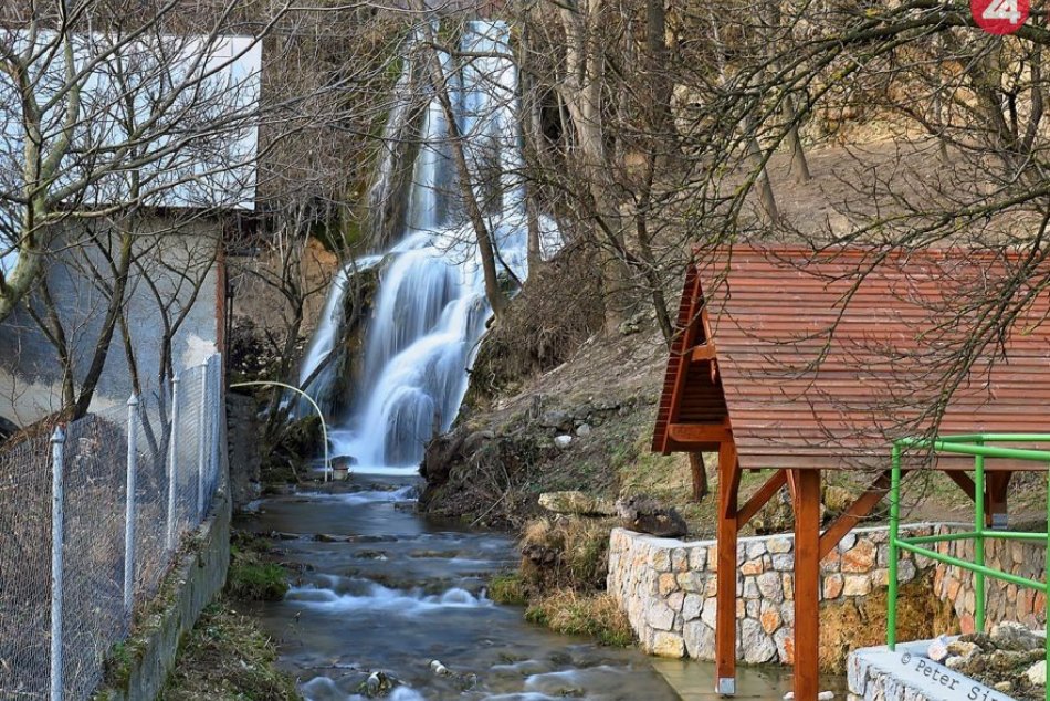 Ilustračný obrázok k článku Tip na výlet: Jedinečný vodopád a priamo medzi domami, FOTO