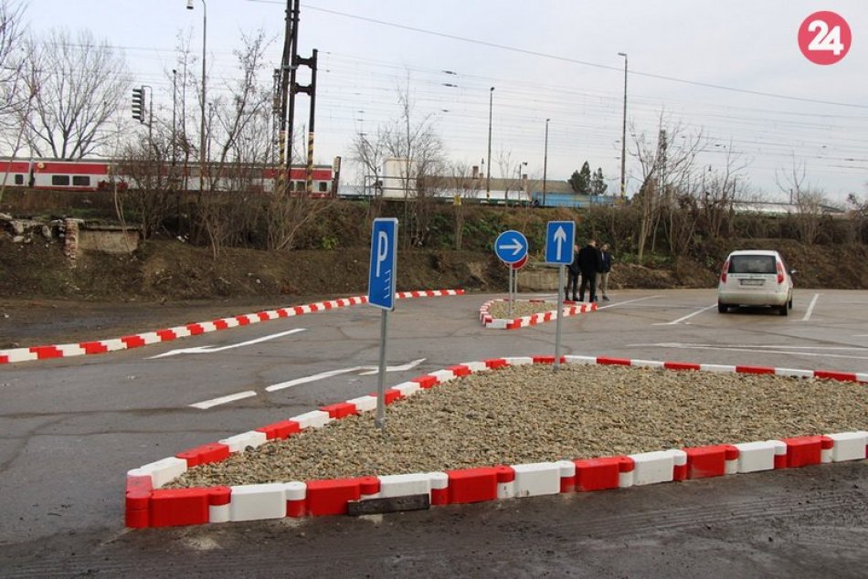 Ilustračný obrázok k článku Poteší šoférov v okolí stanice: Radnica dala parkovisko do užívania, FOTO