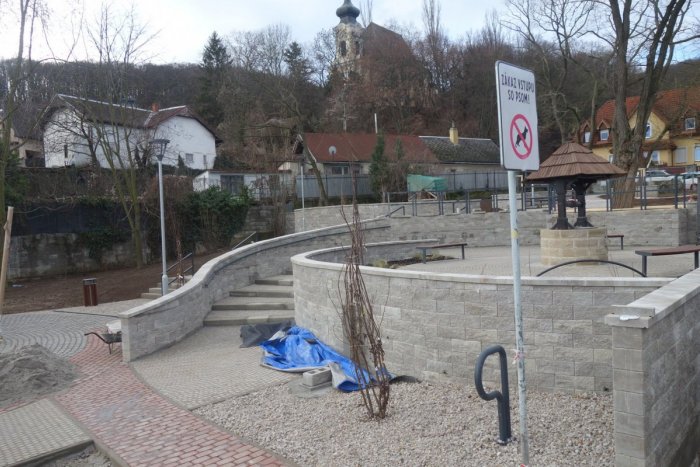 Ilustračný obrázok k článku Veľa betónu, málo zelene. Rekonštrukcia parku v Dúbravke sa mnohým nepáči