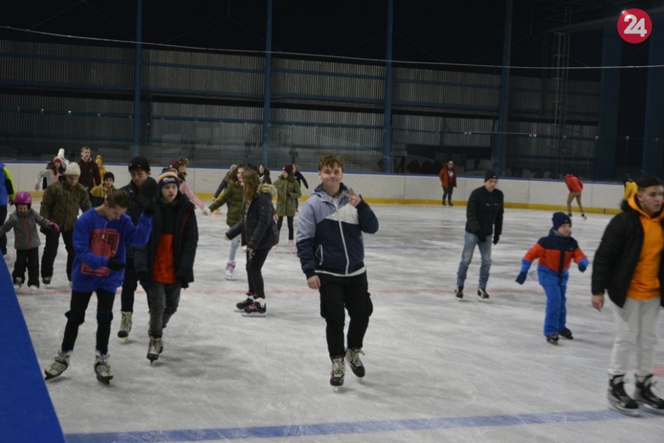 Ilustračný obrázok k článku Začala zimná sezóna: Brány klziska v Rožňave sa otvorili, FOTO a VIDEO