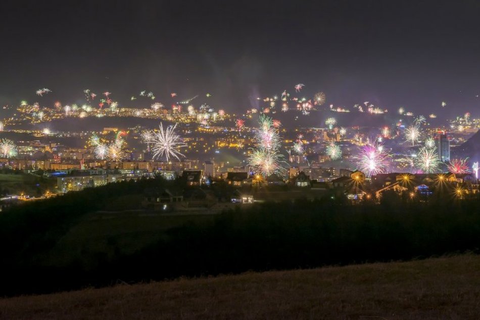 Ilustračný obrázok k článku Úchvatná hra farieb nad Bystricou: Norbert zachytil novoročné ohňostroje na krásnych FOTKÁCH